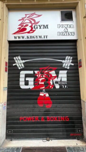 🌅 ALLA KB GYM SI PARTE DALLE 7:00! 🔥

Se vuoi iniziare la giornata allenandoti, noi siamo già pronti! 💪

⏰ APERTURA ORE 7:00

🔥 LUNEDÌ • MERCOLEDÌ • VENERDÌ
🏋️ Ore 7:15 — FUNCTIONAL TRAINING
🥊 Ore 8:30 — PREPUGILISTICA

⚡ MARTEDÌ • GIOVEDÌ
🏋️ Ore 8:30 — CROSS TRAINING

🥊 SEMPRE DISPONIBILI
✅ Free Training Boxing
✅ Open Gym
✅ Su prenotazione: PERSONAL TRAINER DI OGNI DISCIPLINA 💪🥊

Prima del lavoro.
Prima dell’università.
Prima di iniziare la giornata.

NON HAI PIÙ SCUSE PER NON ALLENARTI LA MATTINA. 😎

🔥 ORA TOCCA A TE.
Ti aspettiamo alla KB GYM!

#KBGym #MorningWorkout #FunctionalTraining #CrossTraining #Boxing Pugilato PersonalTrainer OpenGym Roma Allenamento