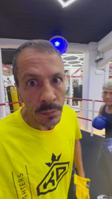 🥊😂 RICCARDO… MA CHE COMBINI?! 🚨

Tutto procede secondo i piani… Riccardo si allena con il Maestro, eseguendo le figure alla perfezione! 💪🥊

Poi, all’improvviso… IL COLPO PROIBITO! 💥😱

Riccardo colpisce accidentalmente il Maestro!

⏸️ ATTIMO DI TERRORE… SILENZIO ASSOLUTO! 😳

Il Maestro si ferma… guarda in camera… 👀

E parte LO SCHIAFFONE EDUCATIVO AL GRANDE RICCARDO! 👋🤣🤣

🥊 Alla KB GYM si impara a colpire… ma soprattutto a NON colpire il Maestro! 😂

🔥 ORA TOCCA A TE… RICCARDO! 🔥

#KBGym #Boxing #Pugilato #BoxingLife #Maestro Riccardo BoxingFunny Palestra MomentiDivertenti OraToccaATe ReelItalia