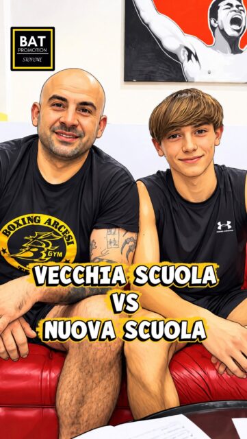 🥊 VECCHIA SCUOLA 🆚 NUOVA SCUOLA 😂🥊

🎤 INTERVISTA DOPPIA: GIANCARLO VS PIETRO!

Due generazioni, due mentalità e due modi completamente diversi di vivere il PUGILATO! 🥊

👊 GIANCARLO – VECCHIA SCUOLA
Due saltelli, un paio de cazzotti al sacco e via sul ring! 💥
Per lui il pugilato è semplice: «Basta che se mena!» 😂

🧠 PIETRO – NUOVA SCUOLA
Riscaldamento, preparazione atletica, protezioni, tecnica, strategia e rispetto delle regole! 💪
Per lui ogni allenamento è un’occasione per imparare e migliorare.

🤣 IL RISULTATO?
Un confronto esilarante tra due mondi apparentemente lontanissimi!

Ma dietro le risate c’è un messaggio importante: il pugilato si è evoluto! Oggi preparazione, sicurezza, tecnica e rispetto dell’avversario sono fondamentali.

❤️ Eppure una cosa non è mai cambiata: LA PASSIONE PER IL PUGILATO!

🎤 E VOI DA CHE PARTE STATE?

🥊 TEAM GIANCARLO – VECCHIA SCUOLA
🧠 TEAM PIETRO – NUOVA SCUOLA

👇 Scrivetelo nei commenti… e attenzione a Giancarlo, che tanto alla fine vuole sempre menà! 😂😂

📍 KB GYM – ROMA

#KBGym #VecchiaScuola #NuovaScuola #Pugilato #Boxe BoxingLife BoxingTraining Sparring BoxingHumor Palestra Roma PassioneBoxe IntervistaDoppia