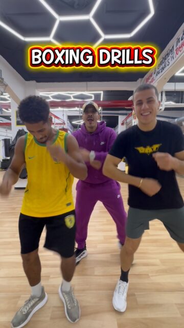 🥊🇧🇷 BOXING DRILLS A RITMO DI SAMBA! 🎶🔥

Chi l’ha detto che la boxe non si può ballare? 💃🥊

Con Niccolò e Adriano il pugilato incontra il ritmo brasiliano! 🇧🇷

⚡ Coordinazione
⚡ Velocità
⚡ Ritmo
⚡ Tecnica
⚡ Divertimento

Perché nel pugilato non contano solo i pugni… contano anche il gioco di gambe e il ritmo! 🥊🎵

🔥 KB GYM – ALLENARSI CON IL SORRISO!

#KBGym #BoxingDrills #BoxingTraining #SambaBoxing #Footwork BoxingLife Pugilato Boxe Allenamento Roma BoxingSkills
